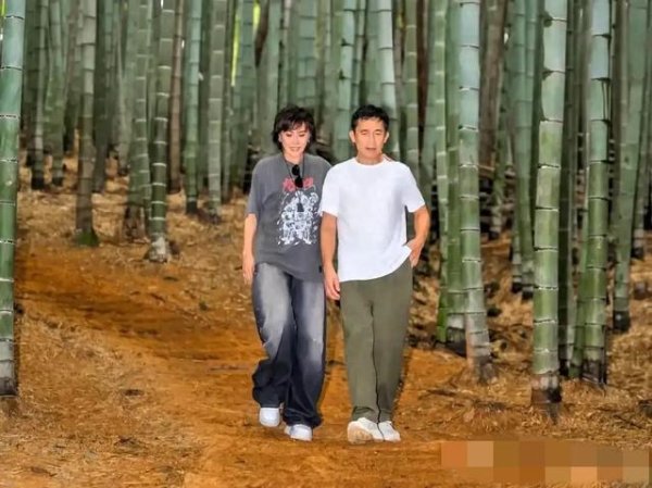 七星策略 刘嘉玲晒出和老公合影，哈哈，第二张照片好俏皮！